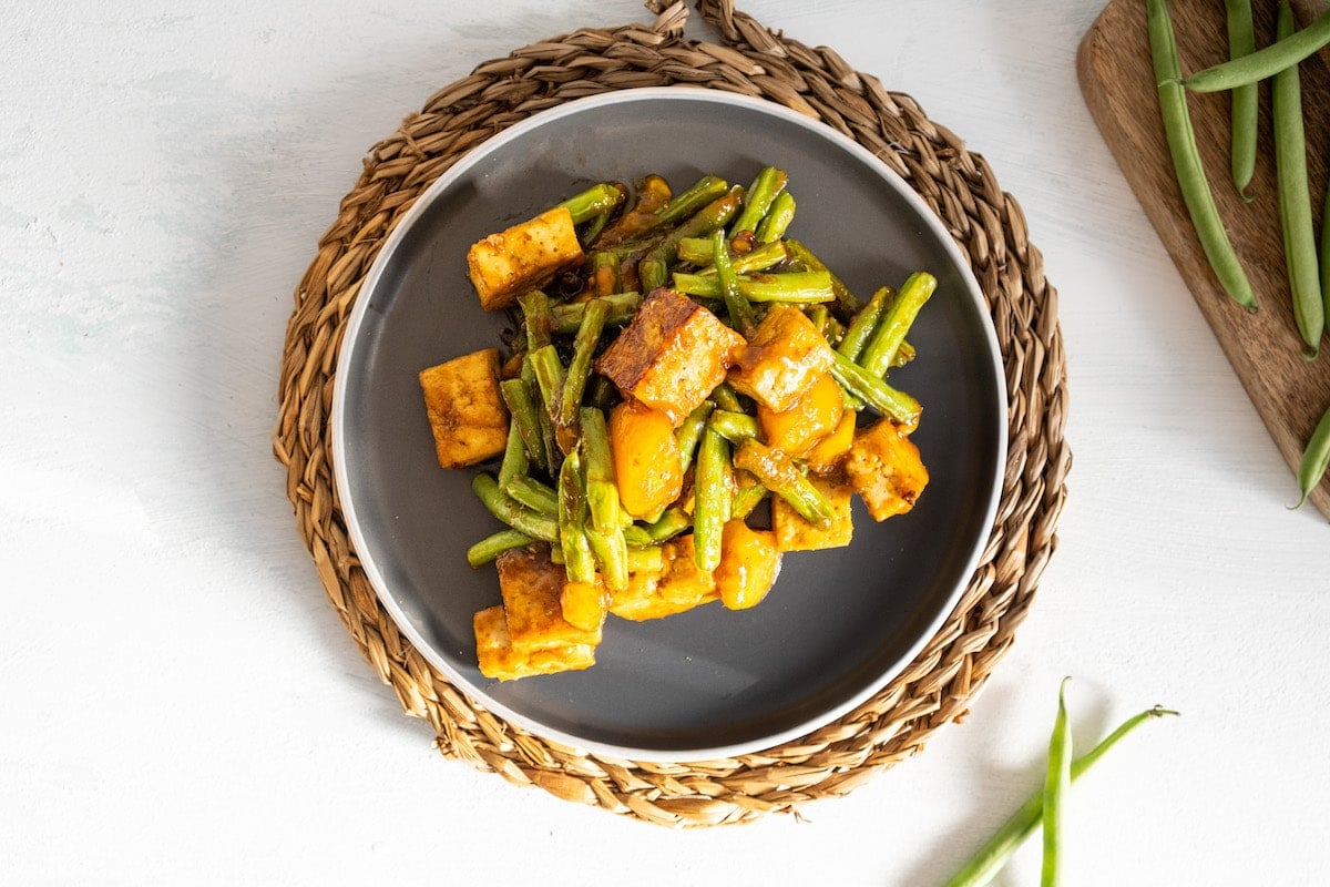 tofu and green beans on black bowl